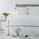 Parure de lit Karaca Home White Collection Valse avec housse de couette en percale à bandes en satin, gris